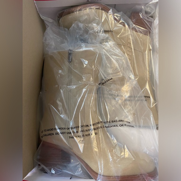 Boots - Picture 4 of 6